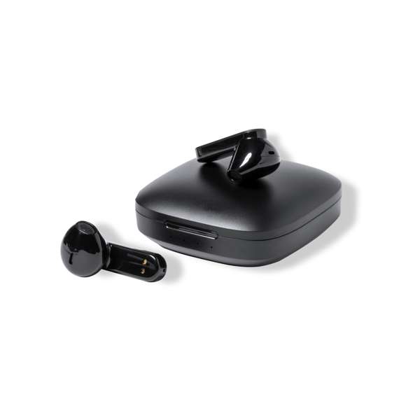 Auriculares intraurales Bluetooth de Antonio Miró, de diseño y en elegante acabado negro mate. Conexión Bluetooth® 5.0, con batería integrada de litio de 30 mAh en cada auricular. Diseño ergonómico, con botón de control táctil en el auricular y función manos libres. Base de carga a juego con logotipo de la marca, de 300 mAh de capacidad y con indicador LED de estado de carga. Cable de carga Tipo C a juego incluido y presentados en caja individual negra con logotipo Antonio Miró. Disponible manual de instrucciones en español e inglés.
