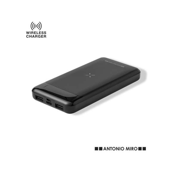 Batería auxiliar externa de Antonio Miró, en elegante acabado negro mate, con logotipo de la marca en carcasa. Fabricada en resistente ABS, con 5.000 mAh de capacidad y cargador inalámbrico integrado 5W.  2 salidas USB, con conexión Tipo C dual de entrada/salida y entrada Micro USB. Compatible con dispositivos equipados con tecnología de carga inalámbrica Qi. Indicador LED de estado de carga, con cable de carga Tipo C incluido. Presentada en caja individual negra con logotipo Antonio Miró, con manual de instrucciones en español e inglés.  Entrada/Salida USB C: 5V 2.4A Salidas USB: 5V DC 2.4A Entrada Micro USB: 5V 2A  Las capacidades mostradas en todas nuestras baterías auxiliares externas son reales, incorporando todas ellas baterías de grado A y no recicladas, con una vida útil de al menos 500 ciclos de carga y según normativa CE.  Además, están fabricadas conforme a los estándares RoHS y en cumplimiento con los siguientes requisitos de seguridad: Sistema de protección contra sobrecarga del power bank. Sistema de protección contra descarga completa que proporciona una mayor durabilidad del power bank. Sistema de bloqueo para evitar cortocircuitos. Sistema de transferencia de carga constante, acorde con la capacidad del dispositivo de destino.
