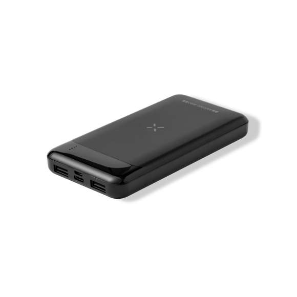 Batería auxiliar externa de Antonio Miró, en elegante acabado negro mate, con logotipo de la marca en carcasa. Fabricada en resistente ABS, con 5.000 mAh de capacidad y cargador inalámbrico integrado 5W.  2 salidas USB, con conexión Tipo C dual de entrada/salida y entrada Micro USB. Compatible con dispositivos equipados con tecnología de carga inalámbrica Qi. Indicador LED de estado de carga, con cable de carga Tipo C incluido. Presentada en caja individual negra con logotipo Antonio Miró, con manual de instrucciones en español e inglés.  Entrada/Salida USB C: 5V 2.4A Salidas USB: 5V DC 2.4A Entrada Micro USB: 5V 2A  Las capacidades mostradas en todas nuestras baterías auxiliares externas son reales, incorporando todas ellas baterías de grado A y no recicladas, con una vida útil de al menos 500 ciclos de carga y según normativa CE.  Además, están fabricadas conforme a los estándares RoHS y en cumplimiento con los siguientes requisitos de seguridad: Sistema de protección contra sobrecarga del power bank. Sistema de protección contra descarga completa que proporciona una mayor durabilidad del power bank. Sistema de bloqueo para evitar cortocircuitos. Sistema de transferencia de carga constante, acorde con la capacidad del dispositivo de destino.