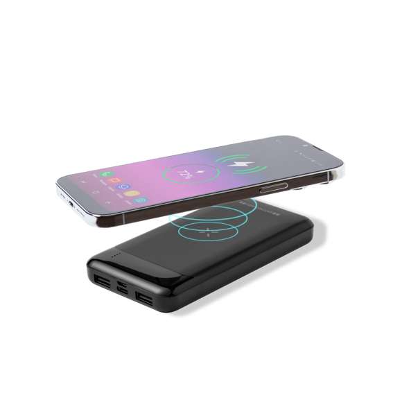 Batería auxiliar externa de Antonio Miró, en elegante acabado negro mate, con logotipo de la marca en carcasa. Fabricada en resistente ABS, con 5.000 mAh de capacidad y cargador inalámbrico integrado 5W.  2 salidas USB, con conexión Tipo C dual de entrada/salida y entrada Micro USB. Compatible con dispositivos equipados con tecnología de carga inalámbrica Qi. Indicador LED de estado de carga, con cable de carga Tipo C incluido. Presentada en caja individual negra con logotipo Antonio Miró, con manual de instrucciones en español e inglés.  Entrada/Salida USB C: 5V 2.4A Salidas USB: 5V DC 2.4A Entrada Micro USB: 5V 2A  Las capacidades mostradas en todas nuestras baterías auxiliares externas son reales, incorporando todas ellas baterías de grado A y no recicladas, con una vida útil de al menos 500 ciclos de carga y según normativa CE.  Además, están fabricadas conforme a los estándares RoHS y en cumplimiento con los siguientes requisitos de seguridad: Sistema de protección contra sobrecarga del power bank. Sistema de protección contra descarga completa que proporciona una mayor durabilidad del power bank. Sistema de bloqueo para evitar cortocircuitos. Sistema de transferencia de carga constante, acorde con la capacidad del dispositivo de destino.