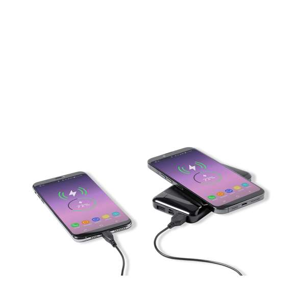 Batería auxiliar externa de Antonio Miró, en elegante acabado negro mate, con logotipo de la marca en carcasa. Fabricada en resistente ABS, con 5.000 mAh de capacidad y cargador inalámbrico integrado 5W.  2 salidas USB, con conexión Tipo C dual de entrada/salida y entrada Micro USB. Compatible con dispositivos equipados con tecnología de carga inalámbrica Qi. Indicador LED de estado de carga, con cable de carga Tipo C incluido. Presentada en caja individual negra con logotipo Antonio Miró, con manual de instrucciones en español e inglés.  Entrada/Salida USB C: 5V 2.4A Salidas USB: 5V DC 2.4A Entrada Micro USB: 5V 2A  Las capacidades mostradas en todas nuestras baterías auxiliares externas son reales, incorporando todas ellas baterías de grado A y no recicladas, con una vida útil de al menos 500 ciclos de carga y según normativa CE.  Además, están fabricadas conforme a los estándares RoHS y en cumplimiento con los siguientes requisitos de seguridad: Sistema de protección contra sobrecarga del power bank. Sistema de protección contra descarga completa que proporciona una mayor durabilidad del power bank. Sistema de bloqueo para evitar cortocircuitos. Sistema de transferencia de carga constante, acorde con la capacidad del dispositivo de destino.