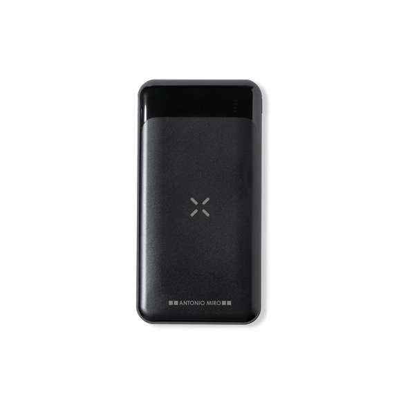 Batería auxiliar externa de Antonio Miró, en elegante acabado negro mate, con logotipo de la marca en carcasa. Fabricada en resistente ABS, con 5.000 mAh de capacidad y cargador inalámbrico integrado 5W.  2 salidas USB, con conexión Tipo C dual de entrada/salida y entrada Micro USB. Compatible con dispositivos equipados con tecnología de carga inalámbrica Qi. Indicador LED de estado de carga, con cable de carga Tipo C incluido. Presentada en caja individual negra con logotipo Antonio Miró, con manual de instrucciones en español e inglés.  Entrada/Salida USB C: 5V 2.4A Salidas USB: 5V DC 2.4A Entrada Micro USB: 5V 2A  Las capacidades mostradas en todas nuestras baterías auxiliares externas son reales, incorporando todas ellas baterías de grado A y no recicladas, con una vida útil de al menos 500 ciclos de carga y según normativa CE.  Además, están fabricadas conforme a los estándares RoHS y en cumplimiento con los siguientes requisitos de seguridad: Sistema de protección contra sobrecarga del power bank. Sistema de protección contra descarga completa que proporciona una mayor durabilidad del power bank. Sistema de bloqueo para evitar cortocircuitos. Sistema de transferencia de carga constante, acorde con la capacidad del dispositivo de destino.