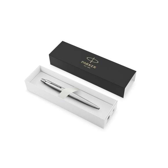Bolígrafo Parker Jotter Core, un clásico entre los bolígrafos con tinta de gel. Fabricado en acero inox, con adornos cromados y el clip con la forma icónica en punta de flecha de la marca. Con mecanismo pulsador, clásico cartucho interior Parker y en tinta azul. Presentación en estuche individual negro con logotipo Parker.  Con la fluidez, precisión e intensidad homogéneas propias de PARKER Jotter, un referente en cuanto a estilo desde hace más de 60 años. Con un diseño novedoso y simplificado y con una tinta de gel intensa y homogénea que traza con fluidez líneas que se secan con rapidez para evitar borrones, reflejando su legado en cada detalle.
