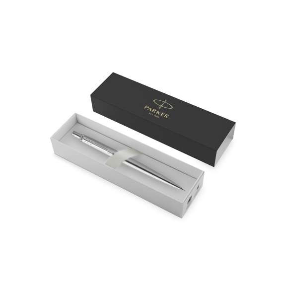 Portaminas Parker Jotter Core, un clásico fabricado en acero inox, con adornos brillantes y el clip con la forma icónica en punta de flecha de la marca. De mecanismo pulsador, con minas de 0,5mm y goma de borrar. Presentación en estuche individual negro con logotipo Parker.  Con la fluidez, precisión e intensidad homogéneas propias de PARKER Jotter, un referente en cuanto a estilo desde hace más de 60 años. Con un diseño novedoso y simplificado, reflejando su legado en cada detalle.