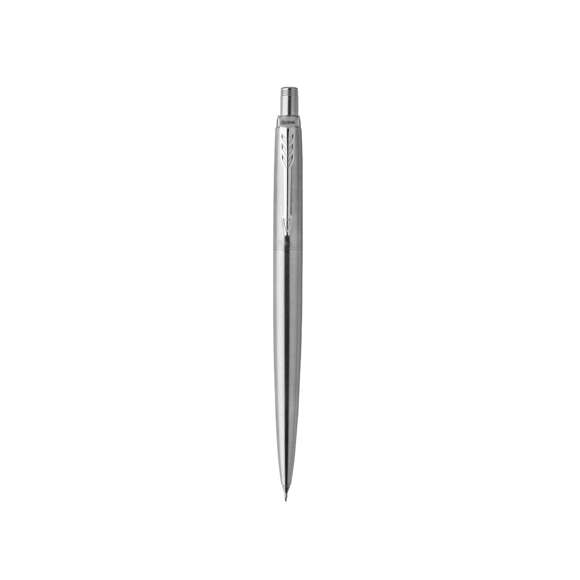 Portaminas Parker Jotter Core, un clásico fabricado en acero inox, con adornos brillantes y el clip con la forma icónica en punta de flecha de la marca. De mecanismo pulsador, con minas de 0,5mm y goma de borrar. Presentación en estuche individual negro con logotipo Parker.  Con la fluidez, precisión e intensidad homogéneas propias de PARKER Jotter, un referente en cuanto a estilo desde hace más de 60 años. Con un diseño novedoso y simplificado, reflejando su legado en cada detalle.