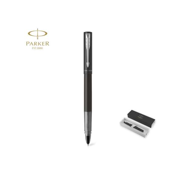 Roller Parker Vector XL, fabricado en acero inox pulido, resaltado con un adorno cromado y el inconfundible clip con la forma icónica en punta de flecha de la marca en la capucha. En tinta negra y presentado en estuche individual negro con logotipo Parker.  Escritura limpia y homogénea, sin saltos, y de gran gran fluidez e intensidad. Su práctica forma cilíndrica y su resistente plumín fino de acero inoxidable permiten escribir con gran comodidad y precisión, convirtiendo al Vector XL en un instrumento de escritura tan accesible como versátil.