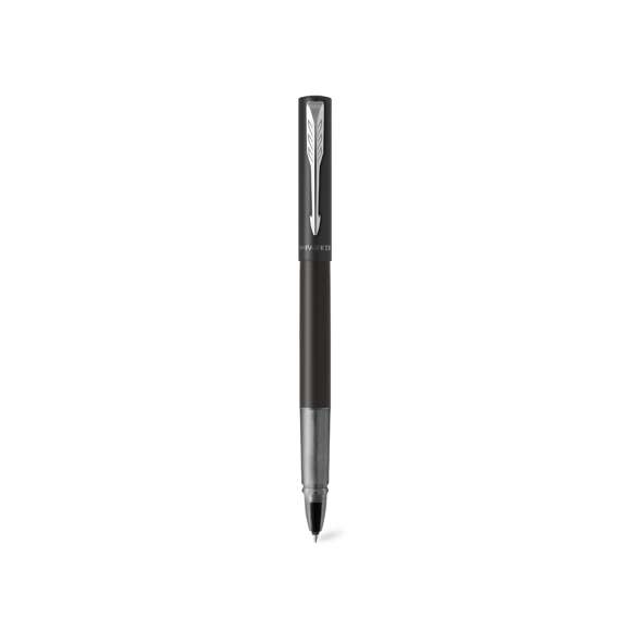 Roller Parker Vector XL, fabricado en acero inox pulido, resaltado con un adorno cromado y el inconfundible clip con la forma icónica en punta de flecha de la marca en la capucha. En tinta negra y presentado en estuche individual negro con logotipo Parker.  Escritura limpia y homogénea, sin saltos, y de gran gran fluidez e intensidad. Su práctica forma cilíndrica y su resistente plumín fino de acero inoxidable permiten escribir con gran comodidad y precisión, convirtiendo al Vector XL en un instrumento de escritura tan accesible como versátil.