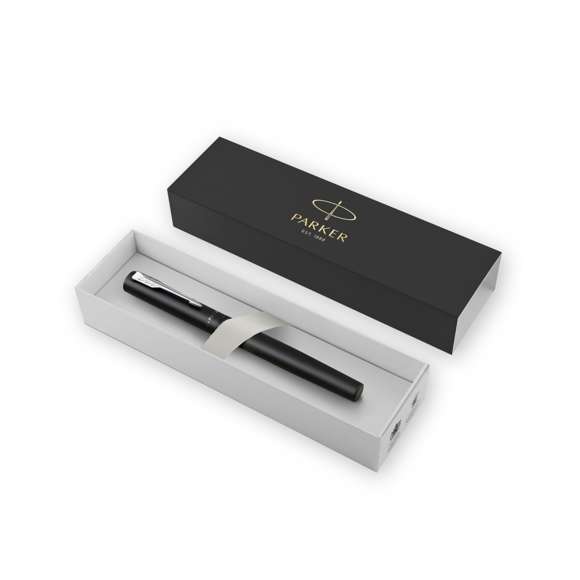 Roller Parker Vector XL, fabricado en acero inox pulido, resaltado con un adorno cromado y el inconfundible clip con la forma icónica en punta de flecha de la marca en la capucha. En tinta negra y presentado en estuche individual negro con logotipo Parker.  Escritura limpia y homogénea, sin saltos, y de gran gran fluidez e intensidad. Su práctica forma cilíndrica y su resistente plumín fino de acero inoxidable permiten escribir con gran comodidad y precisión, convirtiendo al Vector XL en un instrumento de escritura tan accesible como versátil.
