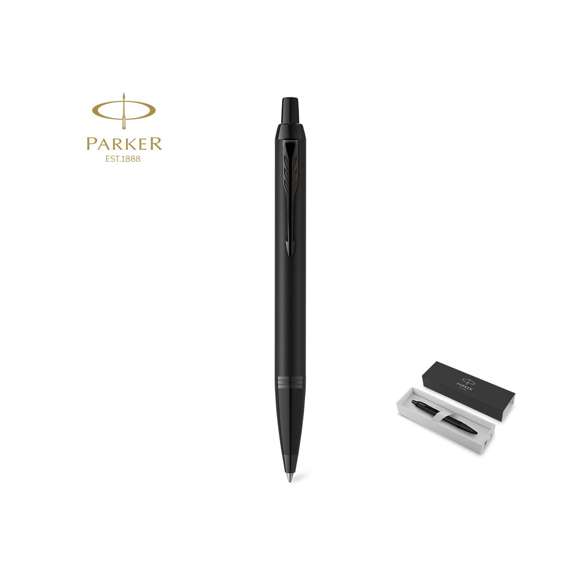 Bolígrafo Parker IM Achromatic, fabricado en acero inox de acabado lacado en negro mate, con mecanismo pulsador y en tinta azul. Con adornos negros e inconfundible clip con la forma icónica en punta de flecha de la marca, también en negro. Un diseño elegante, refinado y de eficacia probada, complementado con una silueta moderna. Presentación en estuche individual negro con logotipo Parker.  Parker IM es la gama de entrada al universo Parker, cuidada en cada detalle y pensada para el uso intensivo diario. Con tinta Parker Quink, que ofrece una escritura fluida y fiable sobre el papel.