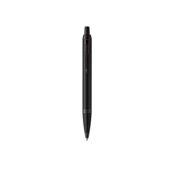 Bolígrafo Parker IM Achromatic, fabricado en acero inox de acabado lacado en negro mate, con mecanismo pulsador y en tinta azul. Con adornos negros e inconfundible clip con la forma icónica en punta de flecha de la marca, también en negro. Un diseño elegante, refinado y de eficacia probada, complementado con una silueta moderna. Presentación en estuche individual negro con logotipo Parker.  Parker IM es la gama de entrada al universo Parker, cuidada en cada detalle y pensada para el uso intensivo diario. Con tinta Parker Quink, que ofrece una escritura fluida y fiable sobre el papel.