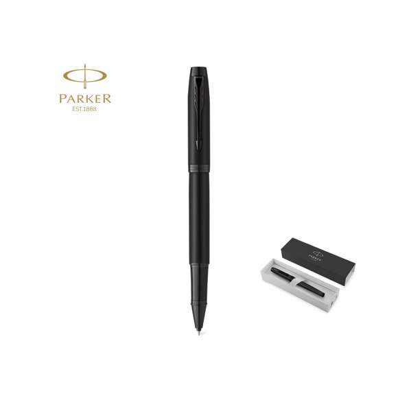 Roller Parker IM Achromatic, fabricado en acero inox de acabado lacado en negro mate y en tinta negra. Con adornos negros e inconfundible clip con la forma icónica en punta de flecha de la marca en la capucha. Un diseño elegante, refinado y de eficacia probada, complementado con una silueta moderna. Presentación en estuche individual negro con logotipo Parker.  Parker IM es la gama de entrada al universo Parker, cuidada en cada detalle y pensada para el uso intensivo diario. Con tinta Parker Quink, que ofrece una escritura fluida y fiable sobre el papel.