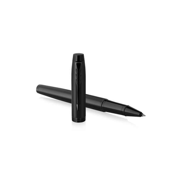 Roller Parker IM Achromatic, fabricado en acero inox de acabado lacado en negro mate y en tinta negra. Con adornos negros e inconfundible clip con la forma icónica en punta de flecha de la marca en la capucha. Un diseño elegante, refinado y de eficacia probada, complementado con una silueta moderna. Presentación en estuche individual negro con logotipo Parker.  Parker IM es la gama de entrada al universo Parker, cuidada en cada detalle y pensada para el uso intensivo diario. Con tinta Parker Quink, que ofrece una escritura fluida y fiable sobre el papel.