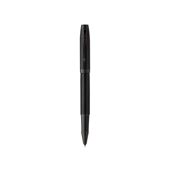 Roller Parker IM Achromatic, fabricado en acero inox de acabado lacado en negro mate y en tinta negra. Con adornos negros e inconfundible clip con la forma icónica en punta de flecha de la marca en la capucha. Un diseño elegante, refinado y de eficacia probada, complementado con una silueta moderna. Presentación en estuche individual negro con logotipo Parker.  Parker IM es la gama de entrada al universo Parker, cuidada en cada detalle y pensada para el uso intensivo diario. Con tinta Parker Quink, que ofrece una escritura fluida y fiable sobre el papel.