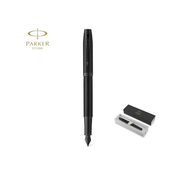 Pluma estilográfica Parker IM Achromatic, fabricado en acero inox de acabado lacado en negro mate y en tinta azul. Con adornos negros e inconfundible clip con la forma icónica en punta de flecha de la marca en la capucha. Un diseño elegante, refinado y de eficacia probada, complementado con una silueta moderna. Presentación en estuche individual negro con logotipo Parker.  Parker IM es la gama de entrada al universo Parker, cuidada en cada detalle y pensada para el uso intensivo diario. Con tinta Parker Quink, que ofrece una escritura fluida y fiable sobre el papel.