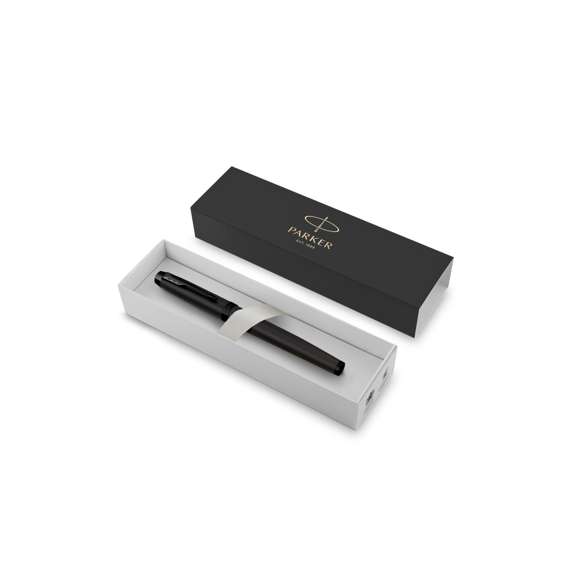 Pluma estilográfica Parker IM Achromatic, fabricado en acero inox de acabado lacado en negro mate y en tinta azul. Con adornos negros e inconfundible clip con la forma icónica en punta de flecha de la marca en la capucha. Un diseño elegante, refinado y de eficacia probada, complementado con una silueta moderna. Presentación en estuche individual negro con logotipo Parker.  Parker IM es la gama de entrada al universo Parker, cuidada en cada detalle y pensada para el uso intensivo diario. Con tinta Parker Quink, que ofrece una escritura fluida y fiable sobre el papel.