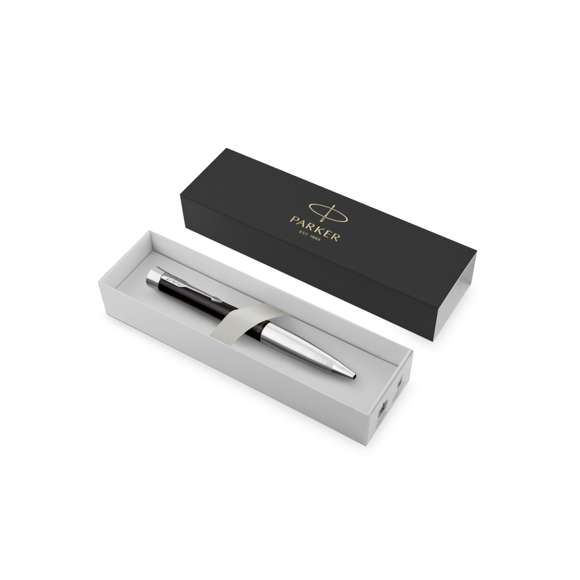 Bolígrafo Parker Urban Twist, fabricado en metal, con adornos cromados, y el inconfundible clip con la forma icónica en punta de flecha de la marca. De mecanismo giratorio y en tinta azul, con elegantes curvas en forma de reloj de arena que le dan un aspecto llamativo y moderno. Presentación en estuche individual negro con logotipo Parker.  Con tinta Parker QuinkFlow, que ofrece una escritura fluida y fiable sobre el papel.