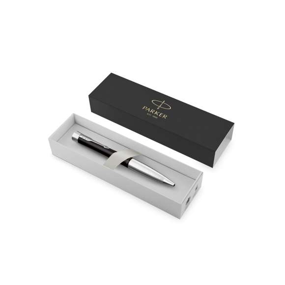 Bolígrafo Parker Urban Twist, fabricado en metal, con adornos cromados, y el inconfundible clip con la forma icónica en punta de flecha de la marca. De mecanismo giratorio y en tinta azul, con elegantes curvas en forma de reloj de arena que le dan un aspecto llamativo y moderno. Presentación en estuche individual negro con logotipo Parker.  Con tinta Parker QuinkFlow, que ofrece una escritura fluida y fiable sobre el papel.