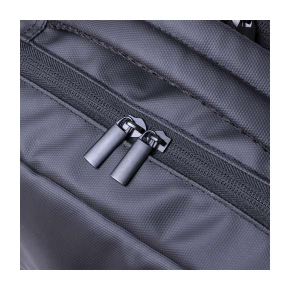Mochila de Antonio Miró de calidad premium en resistente polipiel de sobrio diseño en color negro. Con cierre de cremallera doble, bolsillo frontal y asa reforzada acolchada. Con acolchado ergonómico en espalda y cintas de hombros, incluye compartimento interior acolchado para portátil de hasta 15 pulgadas y para tablets de hasta 10 pulgadas. Además, con bolsillo antirrobo con cierre de cremallera en la parte trasera. Fundas interiores para bolígrafos y smartphone. Con logotipo de la marca en frontal.