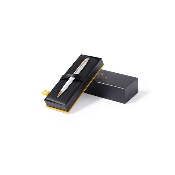 Bolígrafo Cross con mecanismo retráctil, de distinguido diseño bicolor blanco con elegantes toques de oro rosa. Cuerpo metálico en suave acabado y original clip con logotipo. Presentado en elegante estuche individual en color negro, con logotipo de la marca e interior en suave antelina a juego. En tinta negra.