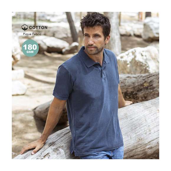 Polo manga corta unisex con efecto lavado jeans lo que hace que cada pieza sea única e irrepetible. Detalle en contraste en elástico de cuello y mangas. Confeccionado en piqué 100% algodón peinado Ring Spun de 180g/m2. Tacto suave y corte moderno. Tapeta de dos botones al tono. Doble costura en dobladillo y mangas para una mayor durabilidad y resistencia al uso intensivo. Etiqueta fácilmente removible. Disponible en tallas XS, S, M, L, XL y XXL.