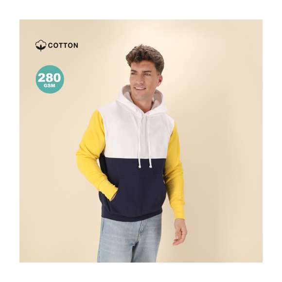 Sudadera unisex tricolor con capucha. Bolsillo canguro y elásticos de ancho extra para un ajuste perfecto. Confeccionado en mezcla de algodón y poliéster con un gramaje de 280g/m2. Interior de felpa cepillada para una mayor sensación de calidad. Tacto suave y corte moderno. Cordones ajustables planos y ojetes de confección, evitando así el uso de metal. Dobles costuras para una mayor durabilidad y resistencia al uso intensivo. Etiqueta fácilmente removible. Disponible en tallas XS, S, M, L, XL y XXL.