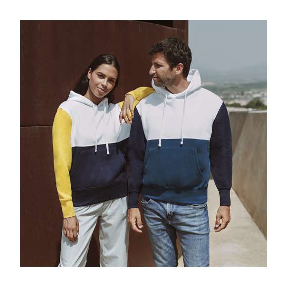 Sudadera unisex tricolor con capucha. Bolsillo canguro y elásticos de ancho extra para un ajuste perfecto. Confeccionado en mezcla de algodón y poliéster con un gramaje de 280g/m2. Interior de felpa cepillada para una mayor sensación de calidad. Tacto suave y corte moderno. Cordones ajustables planos y ojetes de confección, evitando así el uso de metal. Dobles costuras para una mayor durabilidad y resistencia al uso intensivo. Etiqueta fácilmente removible. Disponible en tallas XS, S, M, L, XL y XXL.