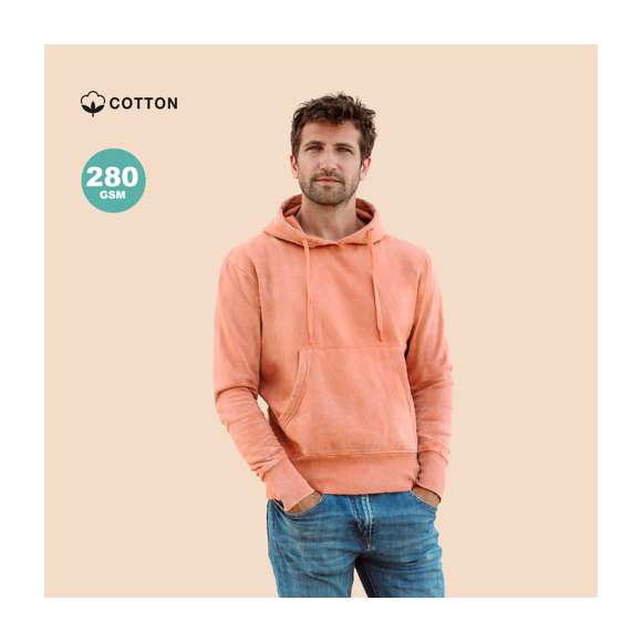 Sudadera unisex con capucha y tejido con efecto lavado jeans lo que hace que cada pieza sea única e irrepetible. Bolsillo canguro y elásticos de ancho extra para un ajuste perfecto. Detalle en contraste en elástico de puños y bajo. Confeccionado en 100% algodón peinado con un gramaje de 280g/m2. Tacto suave y corte moderno. Cordones ajustables planos y ojetes de confección, evitando así el uso de metal. Dobles costuras para una mayor durabilidad y resistencia al uso intensivo. Etiqueta fácilmente removible. Disponible en tallas XS, S, M, L, XL y XXL.