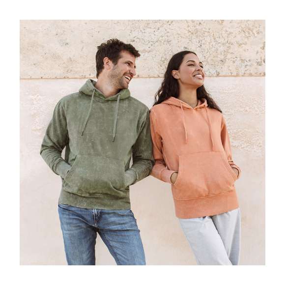 Sudadera unisex con capucha y tejido con efecto lavado jeans lo que hace que cada pieza sea única e irrepetible. Bolsillo canguro y elásticos de ancho extra para un ajuste perfecto. Detalle en contraste en elástico de puños y bajo. Confeccionado en 100% algodón peinado con un gramaje de 280g/m2. Tacto suave y corte moderno. Cordones ajustables planos y ojetes de confección, evitando así el uso de metal. Dobles costuras para una mayor durabilidad y resistencia al uso intensivo. Etiqueta fácilmente removible. Disponible en tallas XS, S, M, L, XL y XXL.