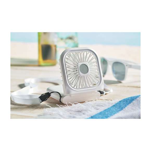 <p><span style="color: rgb(119,119,119);background-color: rgb(255,255,255);font-size: 13px;font-family: Open Sans", Arial, sans-serif;">Ventilador Portátil Plegable STANDFAN con correa ajustable para el cuello. 3 velocidades. También se puede utilizar como ventilador de escritorio cuando está plegado. Power bank con batería recargable de 3000 mAh. In/Output: Tipo-C &lt;(&gt;&amp;&lt;)&gt; output tipo A.</span>&nbsp;&nbsp;</p>