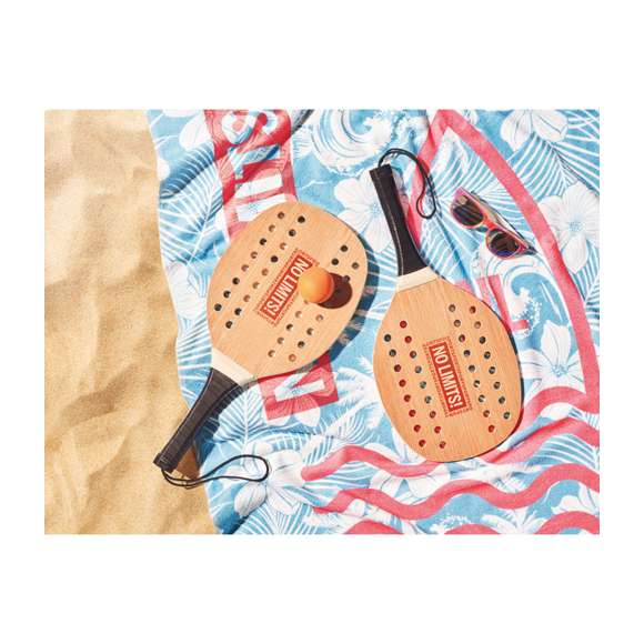 <p><span style="color: rgb(119,119,119);background-color: rgb(255,255,255);font-size: 13px;font-family: Open Sans", Arial, sans-serif;">Set de tenis de playa compuesto por 2 palas de madera de palisandro con empuñadura de PU y 1 pelota blanda. Presentado en bolsa de algodón.</span>&nbsp;</p>