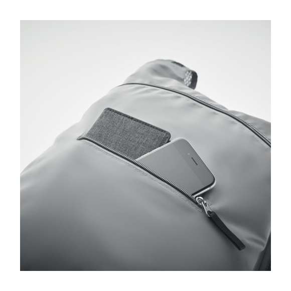 <p><span style="color: rgb(119,119,119);background-color: rgb(255,255,255);font-size: 13px;font-family: Open Sans", Arial, sans-serif;">Mochila deportiva plegable de poliéster 190T altamente reflectante con bolsillo frontal con cremallera. Tirantes ajustables y desmontables.</span>&nbsp;</p>