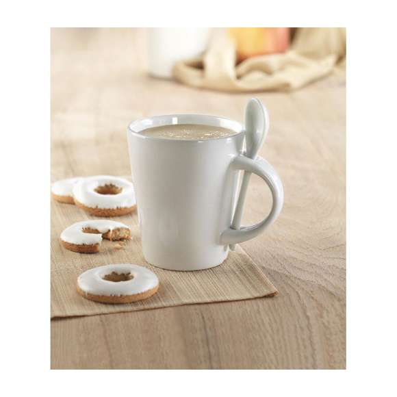 Taza con cuchara de cerámica.