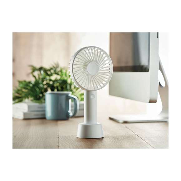 <p><span style="color: rgb(119,119,119);background-color: rgb(255,255,255);font-size: 13px;font-family: Open Sans", Arial, sans-serif;">Ventilador portátil con soporte adicional para usarlo como ventilador de escritorio. 3 niveles de velocidad. Batería recargable. Puerto USB 2000 mAh.</span>&nbsp;</p>