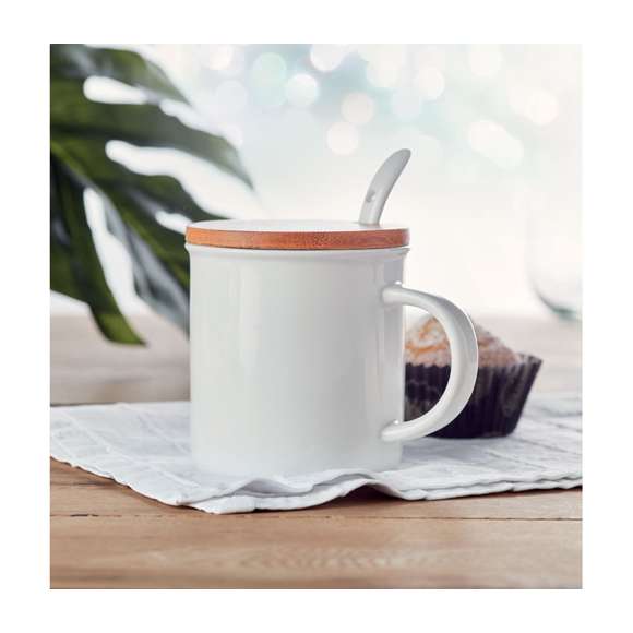 Taza de porcelana con tapa