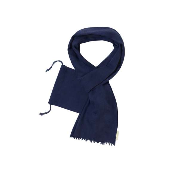 Foulard fabricado en material 100% algodón orgánico y con certificación GOTS (Global Organic Textile Standard, ó Norma Mundial de Textiles Orgánicos) que garantiza que los tejidos están hechos de fibras orgánicas. Disponible en variada gama de colores, con funda de algodón orgánico y cierre de cordón a juego. Con etiqueta distintiva algodón orgánico.