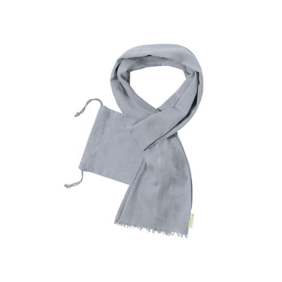Foulard fabricado en material 100% algodón orgánico y con certificación GOTS (Global Organic Textile Standard, ó Norma Mundial de Textiles Orgánicos) que garantiza que los tejidos están hechos de fibras orgánicas. Disponible en variada gama de colores, con funda de algodón orgánico y cierre de cordón a juego. Con etiqueta distintiva algodón orgánico.