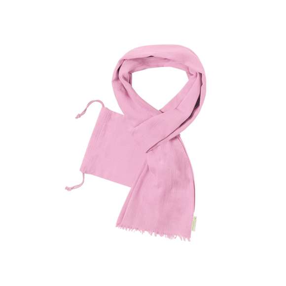 Foulard fabricado en material 100% algodón orgánico y con certificación GOTS (Global Organic Textile Standard, ó Norma Mundial de Textiles Orgánicos) que garantiza que los tejidos están hechos de fibras orgánicas. Disponible en variada gama de colores, con funda de algodón orgánico y cierre de cordón a juego. Con etiqueta distintiva algodón orgánico.
