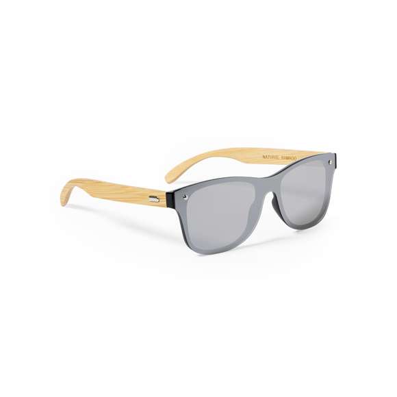  	Gafas de sol de línea nature con protección UV400. Montura negra en resistente material PC, con lentes efecto espejo y patas fabricadas en bambú natural. Presentadas en atractivo estuche de diseño eco.