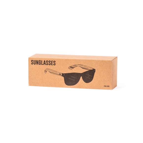  	Gafas de sol de línea nature con protección UV400. Montura negra en resistente material PC, con lentes efecto espejo y patas fabricadas en bambú natural. Presentadas en atractivo estuche de diseño eco.