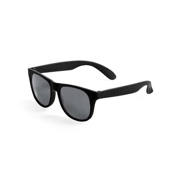  	Gafas de sol de línea nature con protección UV400 y lentes en color negro. Montura y patas fabricadas en caña de trigo con distintivo Wheat Straw, para así fomentar la utilización de materias primas naturales y reducir las emisiones contaminantes.. Disponibles en variada gama de colores y presentadas en atractivo estuche de diseño eco.
