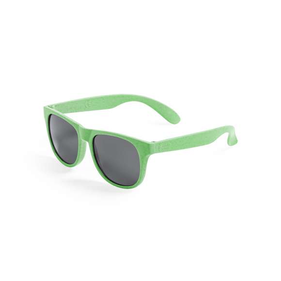  	Gafas de sol de línea nature con protección UV400 y lentes en color negro. Montura y patas fabricadas en caña de trigo con distintivo Wheat Straw, para así fomentar la utilización de materias primas naturales y reducir las emisiones contaminantes.. Disponibles en variada gama de colores y presentadas en atractivo estuche de diseño eco.