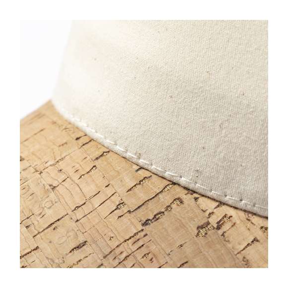Gorra de línea nature de 5 paneles fabricada algodón orgánico, con visera en corcho natural. Con certificación GOTS (Global Organic Textile Standard, ó Norma Mundial de Textiles Orgánicos) que garantiza que los tejidos están hechos de fibras orgánicas. Con cierre ajustable de velcro.