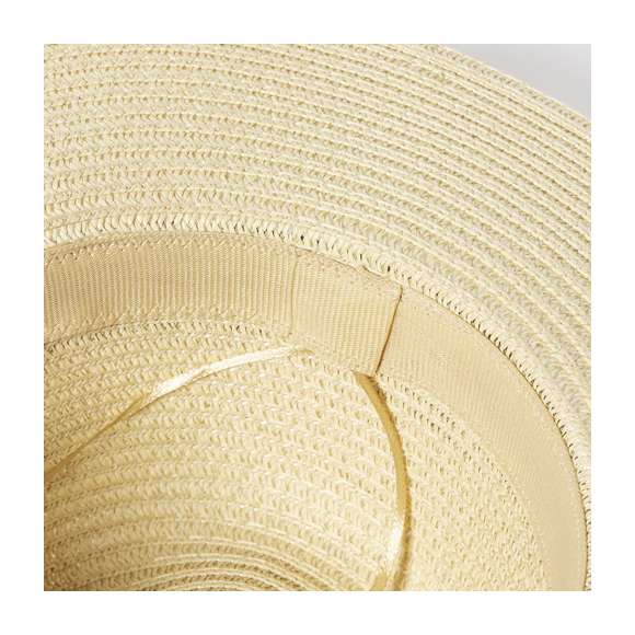 Sombrero de ala ancha y alta calidad en material sintético, con acabado natural. Ajustable desde el interior, con cinta exterior y confortable cinta interior. Disponible en variada gama de colores.