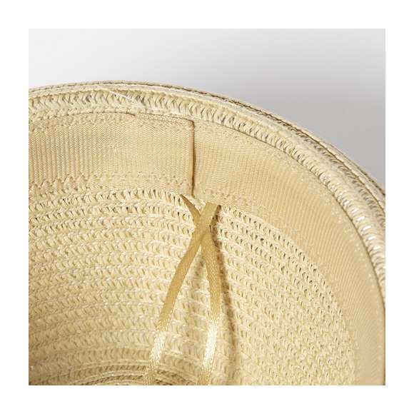 Sombrero de alta calidad en material sintético. Ajustable desde el interior, con cinta exterior y confortable cinta interior. Disponible en variada gama de colores.