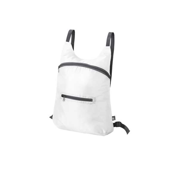 Mochila plegable en suave poliéster 201D RPET, elaborado a partir de plástico reciclado, para así fomentar la reutilización de residuos plásticos y ayudar a la sostenibilidad del planeta. Con cierre de cremallera y bolsillo frontal. Esquinas reforzadas, cintas de hombros regulables y accesorios en color gris. Plegado de pequeño tamaño, con cinta de transporte y disponible en variada gama de colores. Distintivo RPET en etiqueta.