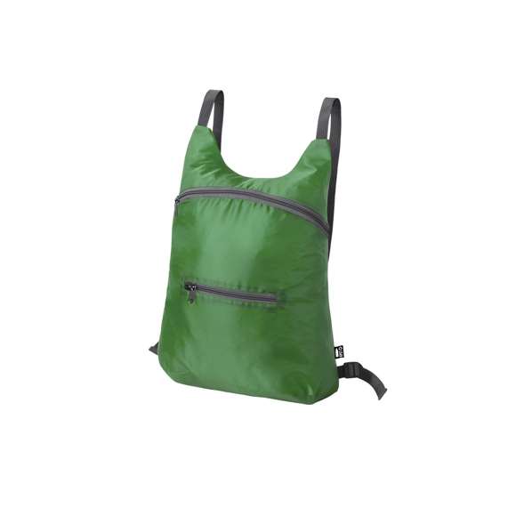 Mochila plegable en suave poliéster 201D RPET, elaborado a partir de plástico reciclado, para así fomentar la reutilización de residuos plásticos y ayudar a la sostenibilidad del planeta. Con cierre de cremallera y bolsillo frontal. Esquinas reforzadas, cintas de hombros regulables y accesorios en color gris. Plegado de pequeño tamaño, con cinta de transporte y disponible en variada gama de colores. Distintivo RPET en etiqueta.