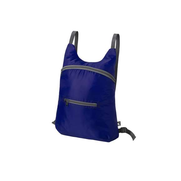 Mochila plegable en suave poliéster 201D RPET, elaborado a partir de plástico reciclado, para así fomentar la reutilización de residuos plásticos y ayudar a la sostenibilidad del planeta. Con cierre de cremallera y bolsillo frontal. Esquinas reforzadas, cintas de hombros regulables y accesorios en color gris. Plegado de pequeño tamaño, con cinta de transporte y disponible en variada gama de colores. Distintivo RPET en etiqueta.