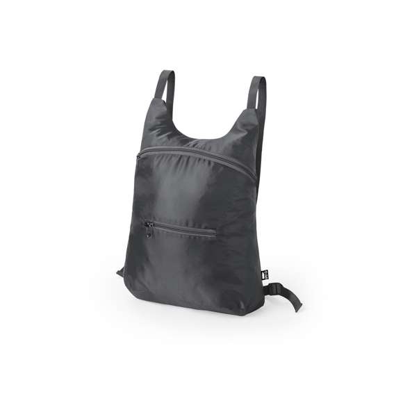Mochila plegable en suave poliéster 201D RPET, elaborado a partir de plástico reciclado, para así fomentar la reutilización de residuos plásticos y ayudar a la sostenibilidad del planeta. Con cierre de cremallera y bolsillo frontal. Esquinas reforzadas, cintas de hombros regulables y accesorios en color gris. Plegado de pequeño tamaño, con cinta de transporte y disponible en variada gama de colores. Distintivo RPET en etiqueta.