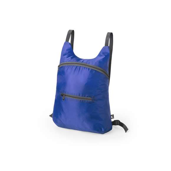 Mochila plegable en suave poliéster 201D RPET, elaborado a partir de plástico reciclado, para así fomentar la reutilización de residuos plásticos y ayudar a la sostenibilidad del planeta. Con cierre de cremallera y bolsillo frontal. Esquinas reforzadas, cintas de hombros regulables y accesorios en color gris. Plegado de pequeño tamaño, con cinta de transporte y disponible en variada gama de colores. Distintivo RPET en etiqueta.