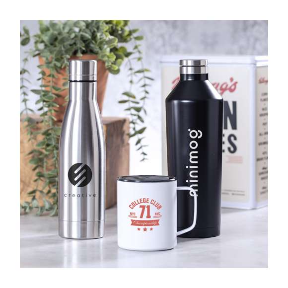 Bidón térmico de acero inox, con doble pared y aislamiento de cobre al vacío, que permite mantener el calor y el frio durante un tiempo más prolongado, llegando a las 12 y 48 horas respectivamente. De 800ml de capacidad, con tapón de seguridad libre de BPA y disponible en variada gama de colores metalizados. Presentado en atractiva caja de diseño.